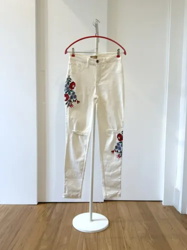 Calça L'Étage destroyed bordada branca 40
