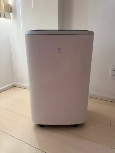 Ar-condicionado portátil Electrolux 12.000 BTUs, com Wi-Fi. Funcionando.