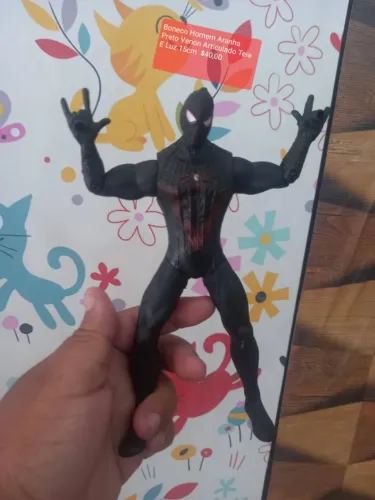 Este é um boneco articulado do Homem-Aranha preto (versão Venom) de aproximadamente 15 cm