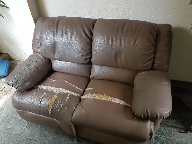 Sofa reclinavel couro estrutura em metal