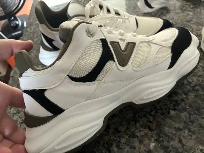 TÊNIS SKV VIAMARTE branco com detalhes verde