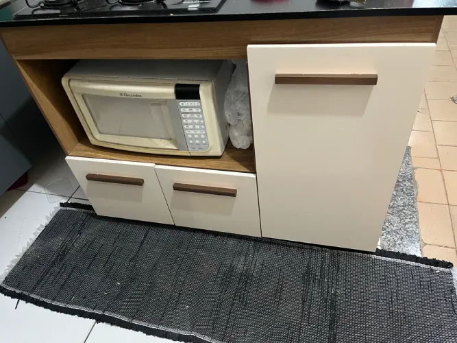 fogão cooktop com bancada e microondas 