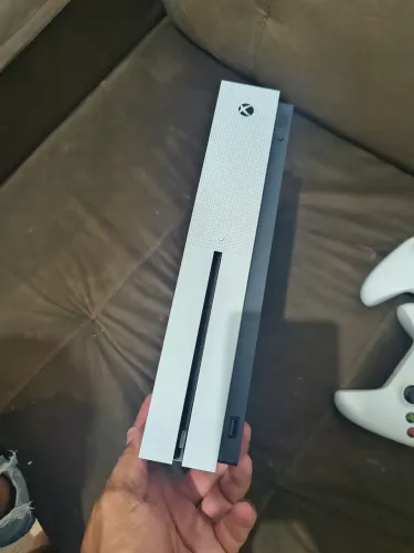 Xbox One S Acompanha 2 Controles Originais