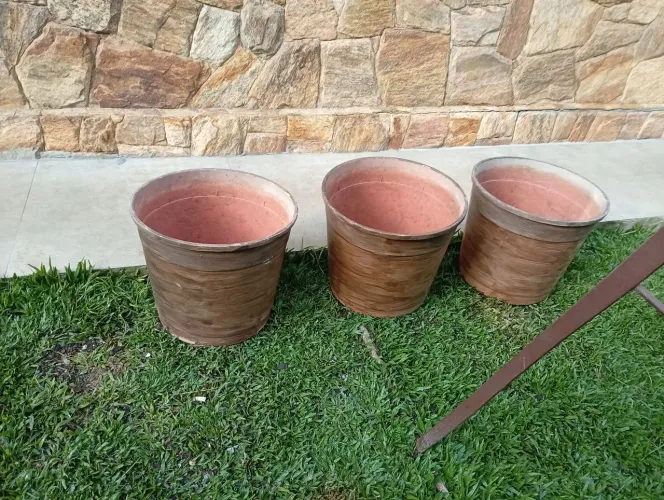 Vasos em plástico revestido, valor 50 reais cada 