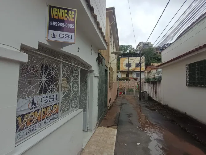 Casa de Vila 60m² Reformada: 2 Quartos, Cozinha c/ Armários, Varanda e Área de Serviço