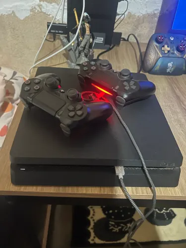 Vendo PlayStation 4 1tb 2 controles e 4 jogos