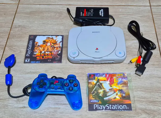 PS One (PlayStation 1) Completo + Controle Azul Transparente + 2 Jogos