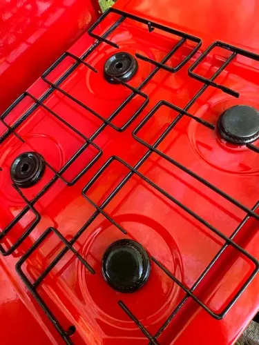 Fogão esmaltado semer quatro bocas com forno funcionando três bocas
