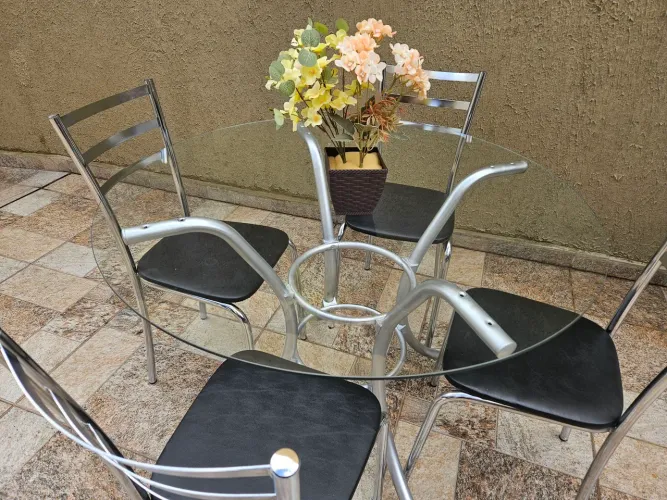 Mesa com 4 cadeiras, Entrego também!!
