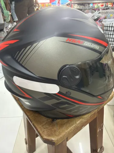 Capacete protork R8 pro fundo preto Cor vermelho tamanho 56