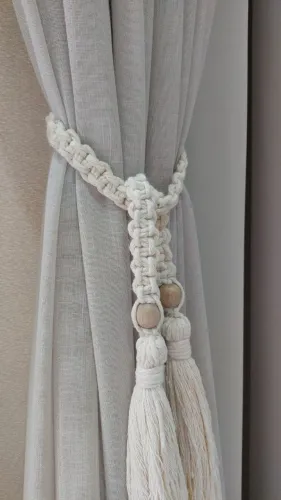 Prendedor de cortina em macrame