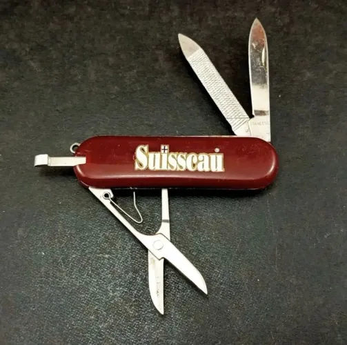 mini canivete suíço com 5 funções, possui aproximadamente 5 cm