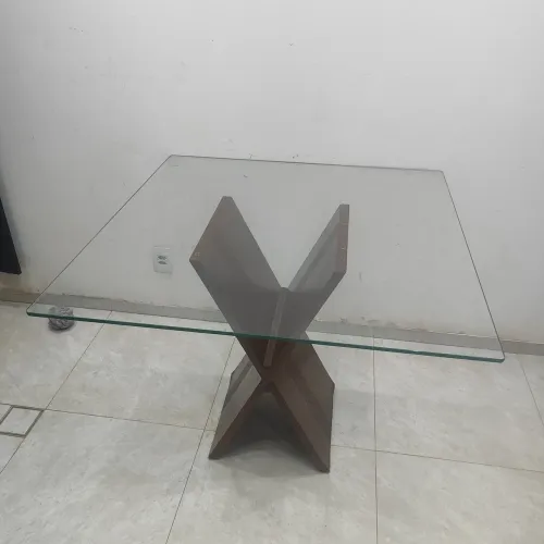 Mesa de madeira com tampo de vidro