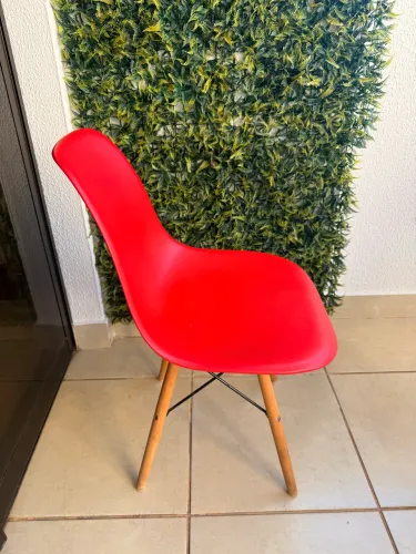 Cadeira Eames Eiffel vermelha