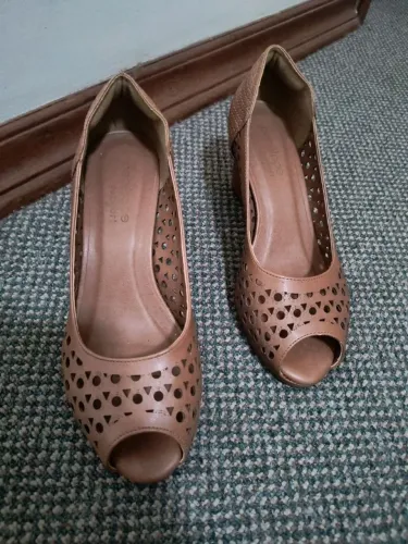 scarpin penelope comfort peep-toe marrom 38