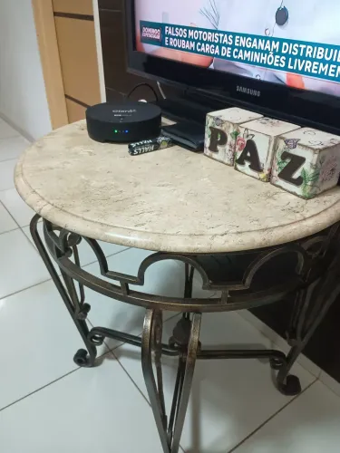 Mesa de canto de ferro com tampo travertino 