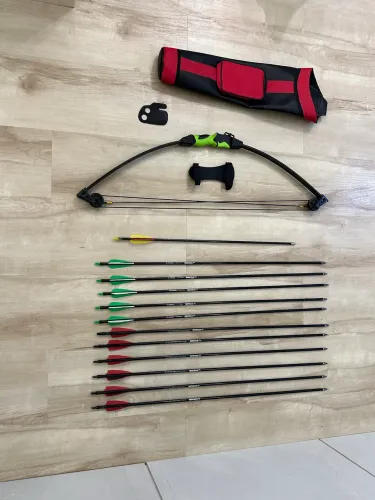 Arco e flecha com 12 flechas, aljava, protetor de dedo/antebraço