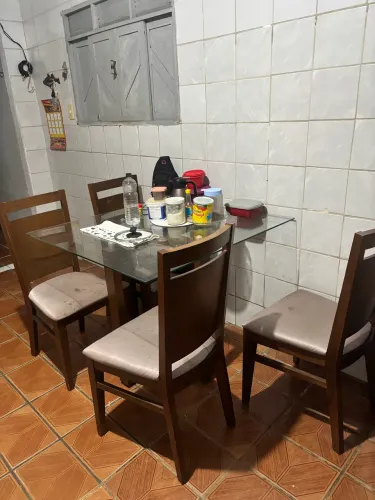 Mesa Tampo de Vidro e 4 Cadeiras