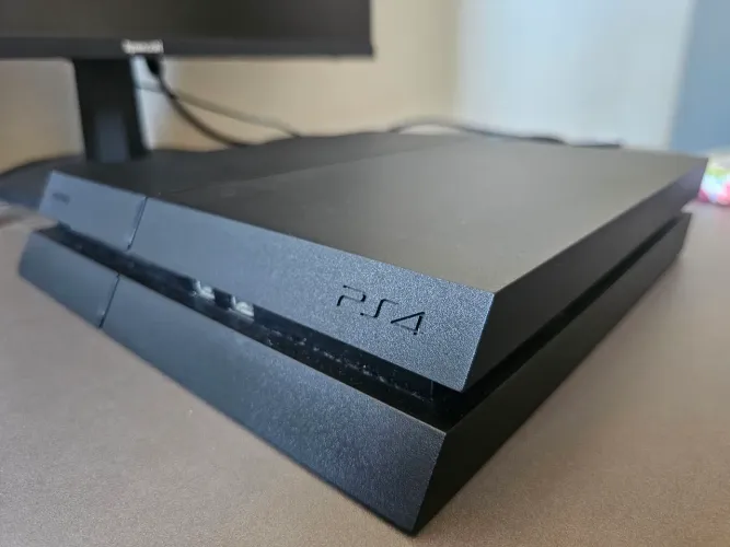 PS4 Fat 500GB + 2 Jogos + 1 Controle
