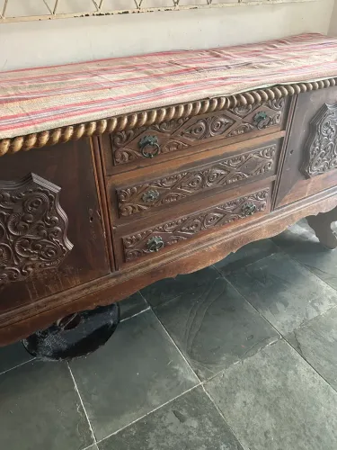 Comoda Centenária em Madeira Nobre