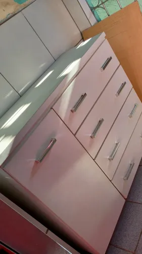 Vendo uma cômoda nova 4 gavetas e uma porta com prateleira