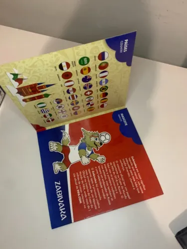 Álbum de moedas copa da rússia 2018 completo junto a cédula de 100 rublos