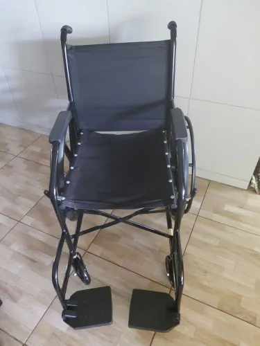 Vende-se cadeira de rodas e um par de moletas
