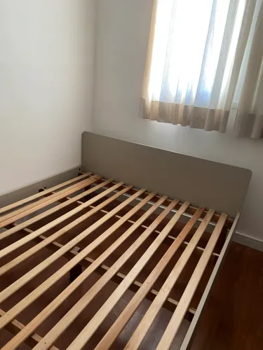 Cama casal com estrado e cabeceira