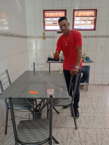 Montador de móveis profissional em geral.