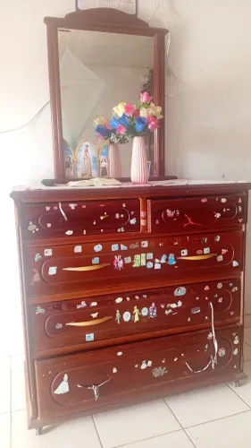 penteadeira com pequena avaria na lateral, bem conservada