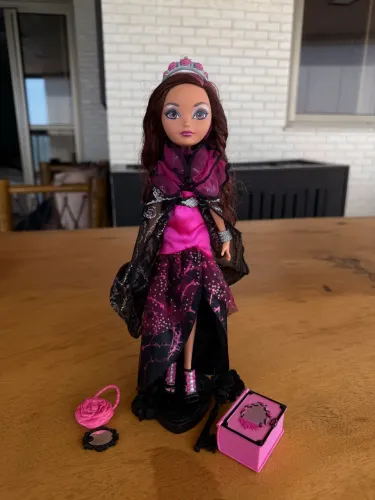 Boneca Briar Beauty Ever After High Dia do Legado
