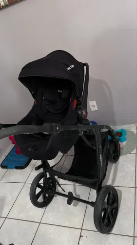 Carrinho de bebê kidoo com bebê conforto