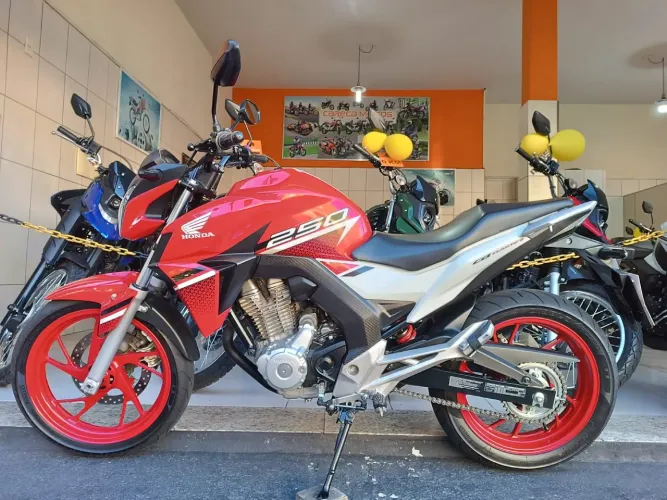 CB Twister 250 2022 vermelha ABS