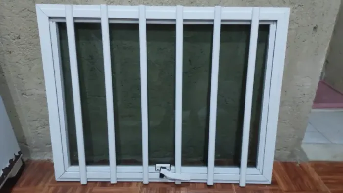 Janela De Alumínio Maxim-ar 63x80 cm Com Grade e Vidro Branco. 