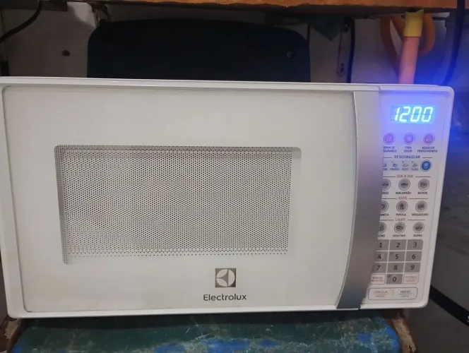 Microondas de 20 l Electrolux pega tudo esquenta bem