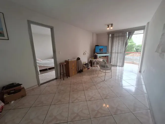 EXCELENTE QUARTO E SALA COM VARANDA NA RUA BENTO LISBOA NO FLAMENGO.