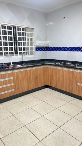 Alugo Casa  - Ao lado da Estação 
