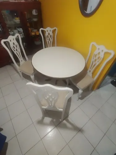 Linda Mesa extensiva de madeira com tampo de fórmica  com 4 cadeiras ( Raridade )