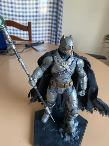 Estátua Iron Studio Batman battle damaged armares