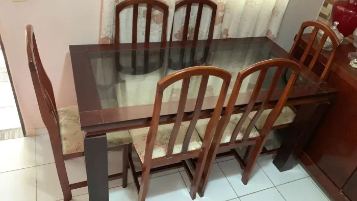 Mesa com seis cadeiras 