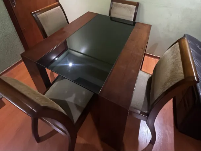 Mesa com revestimento de imbuia e tampo de vidro temperado com 4 cadeiras