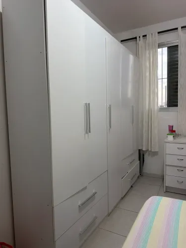 Guarda roupa 5 portas e 4 gavetas