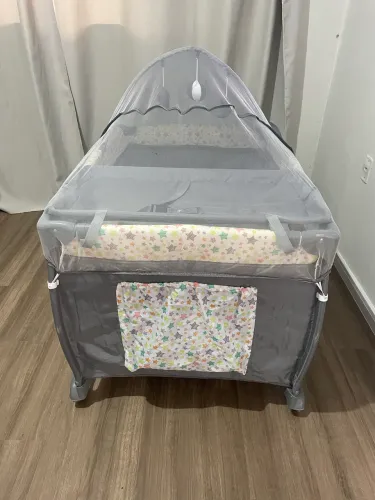 Berço chiqueiro com mosqueteiro e trocador 