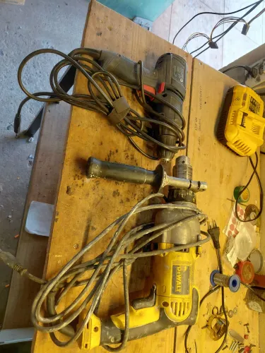 Furadeira e parafusadeira bosch 400w e Furadeira Dewalt 220v