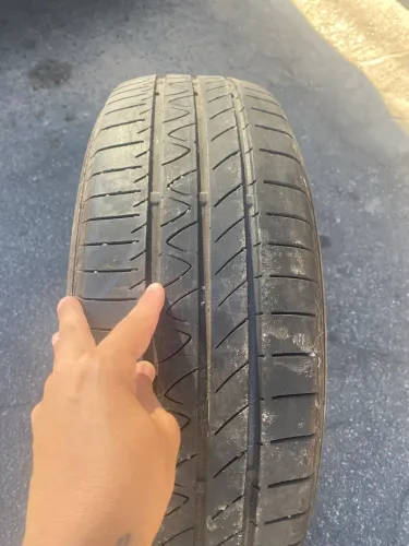 Pneu aro 15 195 65 vendo ou troco