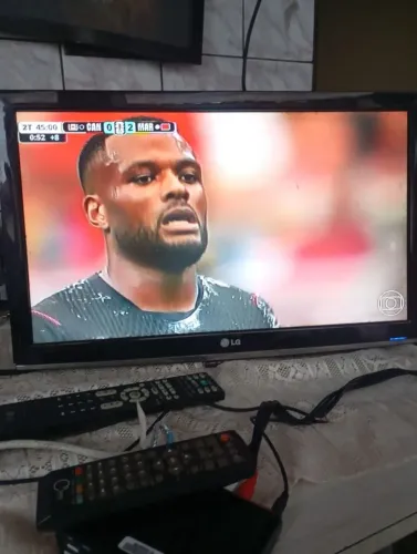 Tv LG 24 polegadas conversor digital e controle.