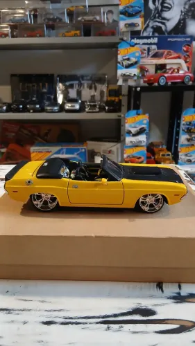 Dodge Challenger R/T 1970 conversível. Escala 1:24. Da Maisto.