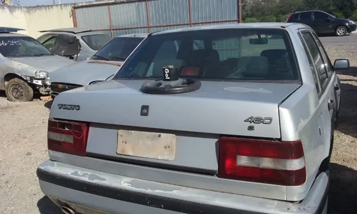 Sucata de Volvo 460 GLT 94/95 para retirada de peças - Parabrisa Quebrado