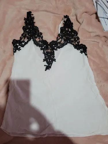 Regata branca com detalhes em renda preta