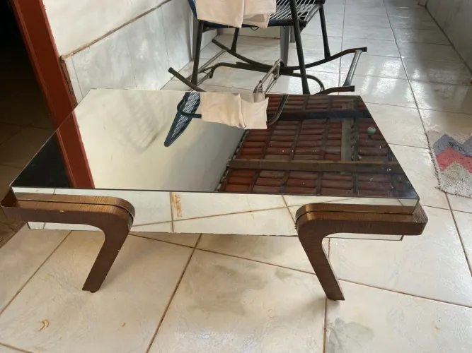 VENDO mesa de centro de sala USADA com alguns detalhes